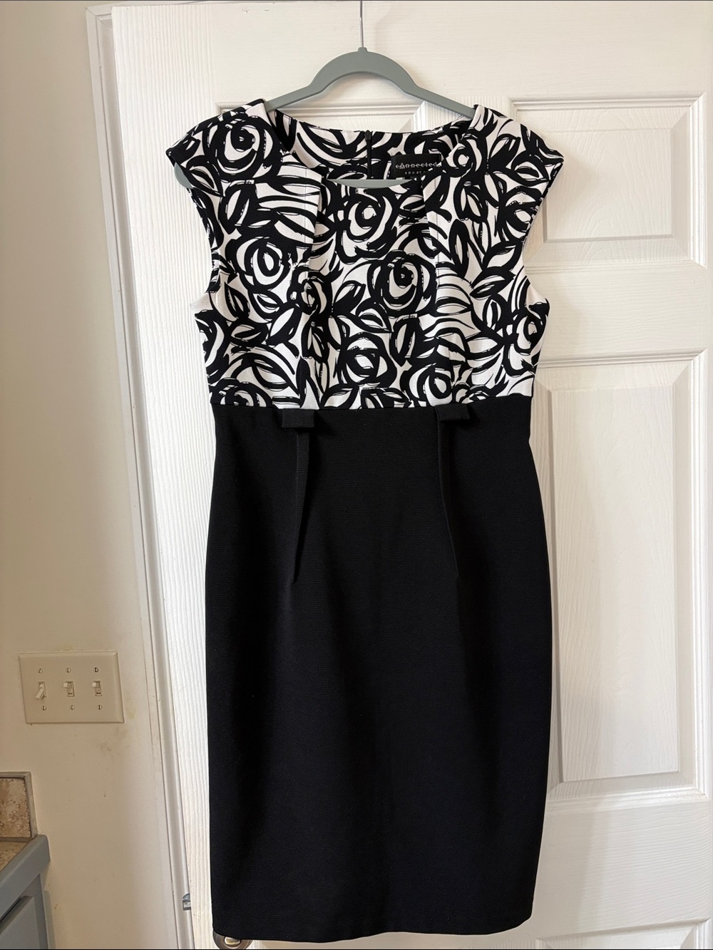 connected apparel Black & White Floral-Print Midi Dress
